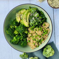 Brokkoli-Spinat-Avocado Bowl mit Quinoa