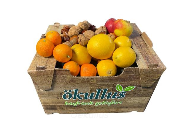 KI generiert: Das Bild zeigt eine Holzkiste gefüllt mit frischem Obst und Nüssen, darunter Orangen, Zitronen, Äpfel und Walnüsse. Auf der Vorderseite der Kiste steht "ökullus biofrisch geliefert".