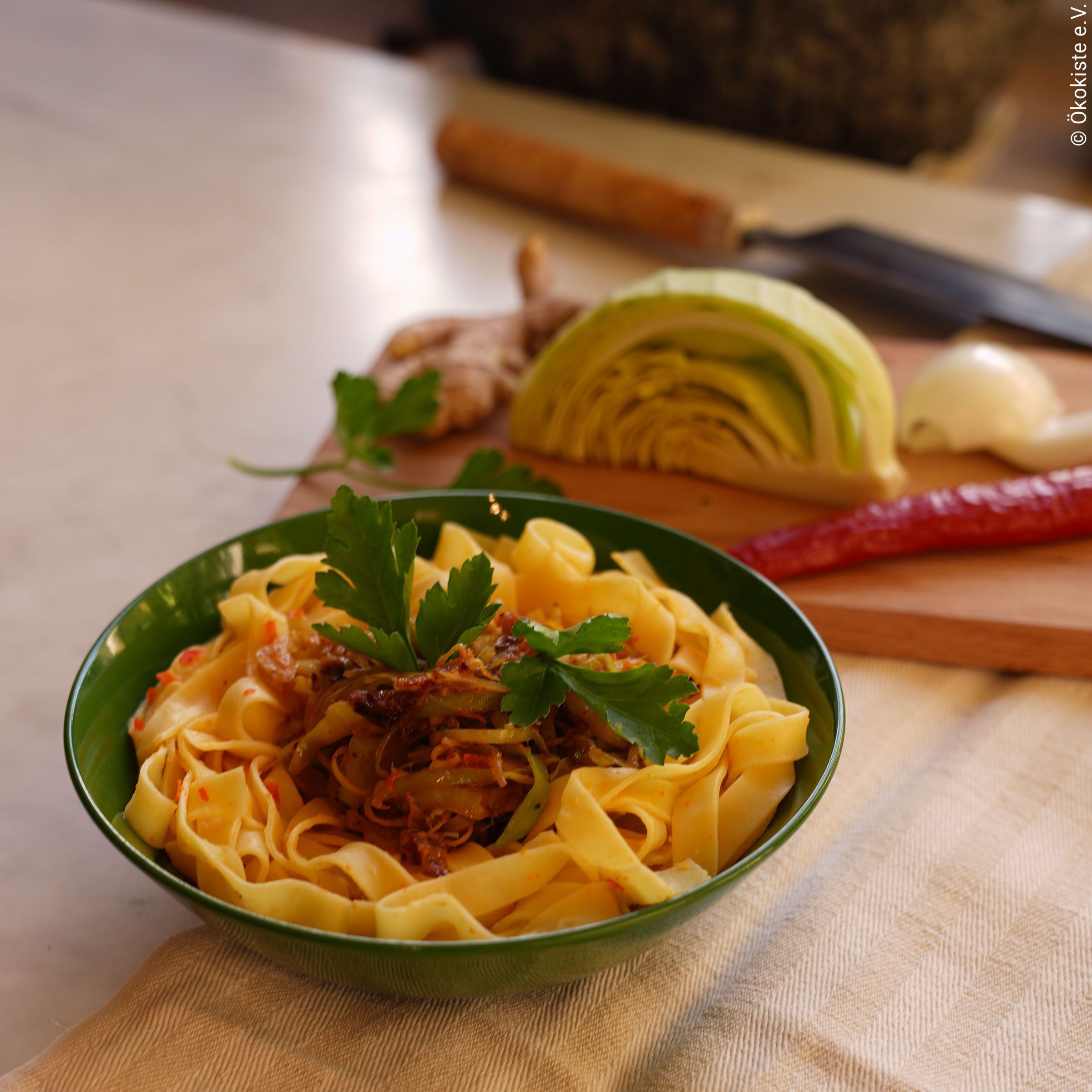 Rezept: Tagliatelle mit pikantem Weißkohl (2 Portionen)