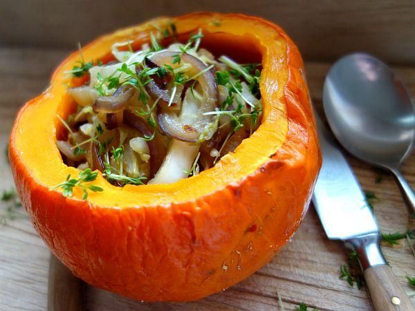 Produktfoto zu Rezept: Warmer Chinakohlsalat in gebackenem Kürbis (4 Portionen)